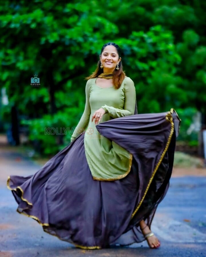 Telugu Anchor Anasuya Photo Shoot Pictures