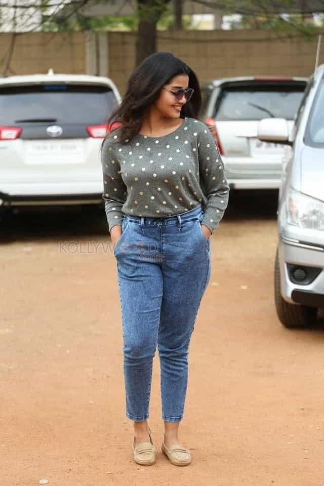 Actress Anupama Parameshwaran On Shooting Spot Photos