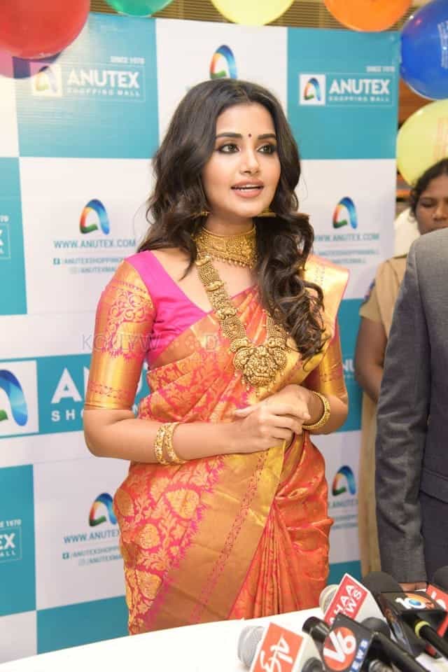 Actress Anupama Parameswaran At Anutex Shopping Mall Grand Festival Prizes And Collection Launch Photos