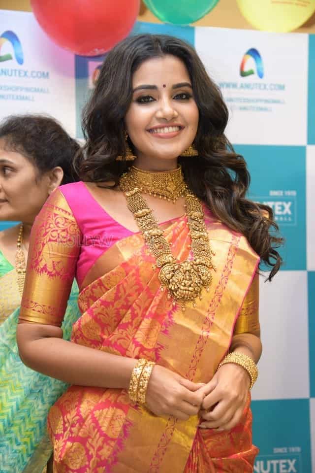 Actress Anupama Parameswaran At Anutex Shopping Mall Grand Festival Prizes And Collection Launch Photos