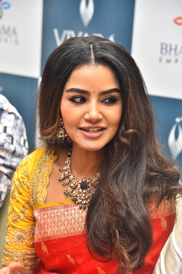 Actress Anupama Parameswaran at Viyara Fine Silver Jewellery Inauguration Photos 02