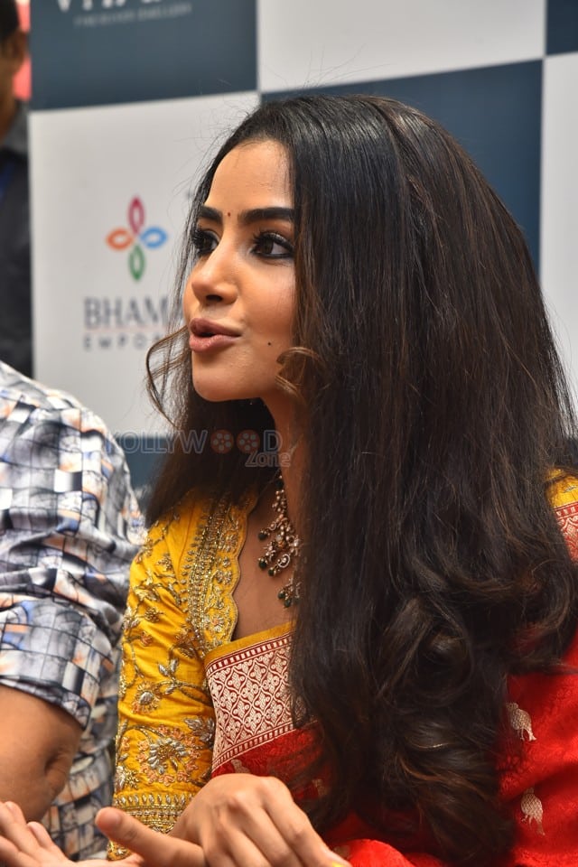 Actress Anupama Parameswaran at Viyara Fine Silver Jewellery Inauguration Photos 04