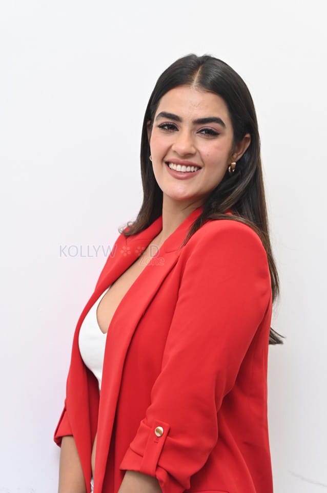 Actress Kavya Thapar at Double Ismart Interview Pictures 01