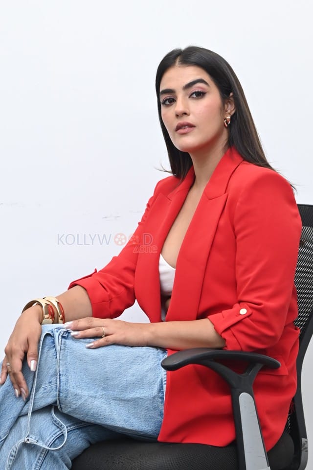 Actress Kavya Thapar at Double Ismart Interview Pictures 08