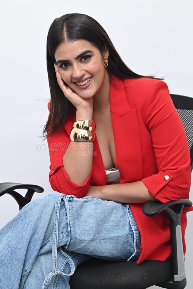 Actress Kavya Thapar at Double Ismart Interview Pictures 09