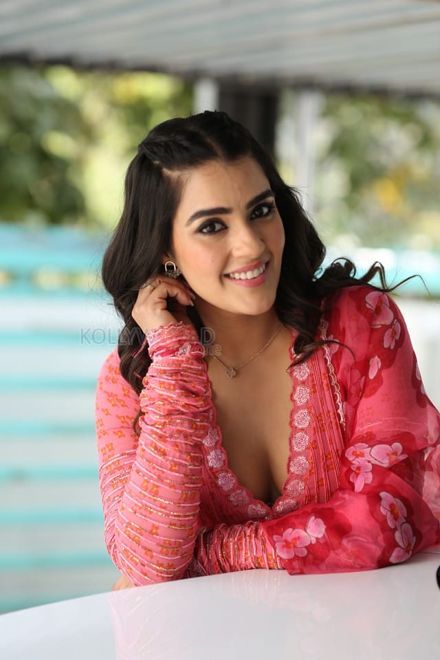 Actress Kavya Thapar at Eagle Movie Interview Photos 11