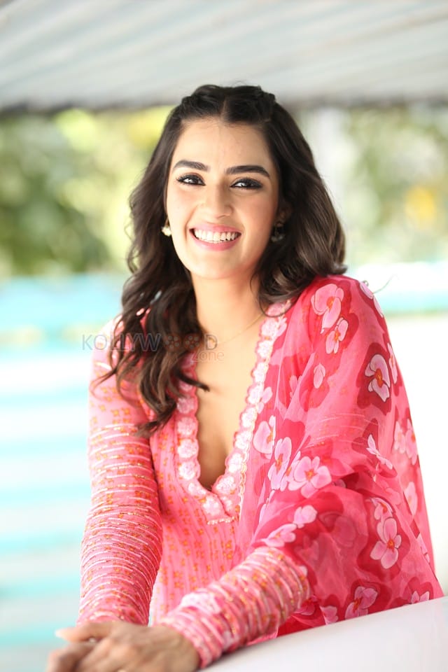 Actress Kavya Thapar at Eagle Movie Interview Photos 14