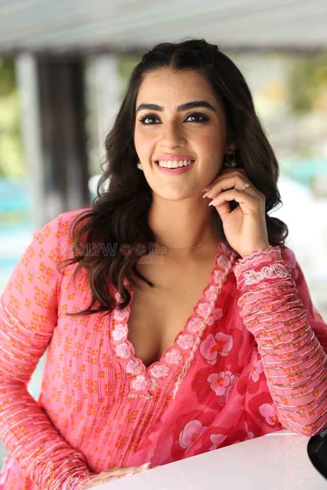 Actress Kavya Thapar at Eagle Movie Interview Photos 18