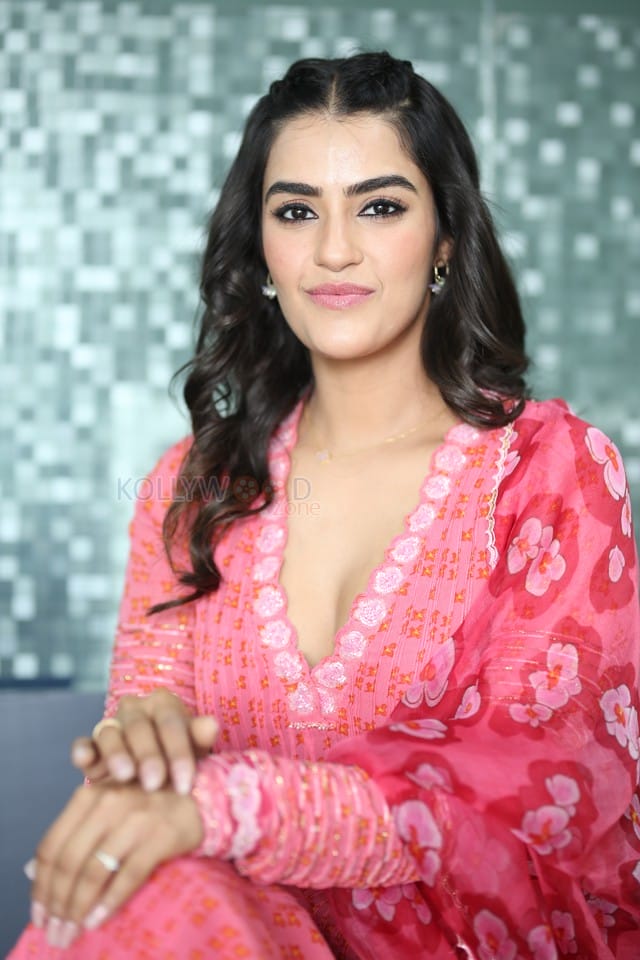 Actress Kavya Thapar at Eagle Movie Interview Photos 69