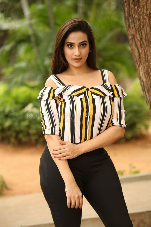 Actress Manjusha At Savyasachi Movie Trailer Launch Photos