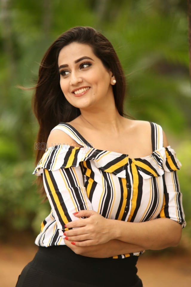 Actress Manjusha At Savyasachi Movie Trailer Launch Photos