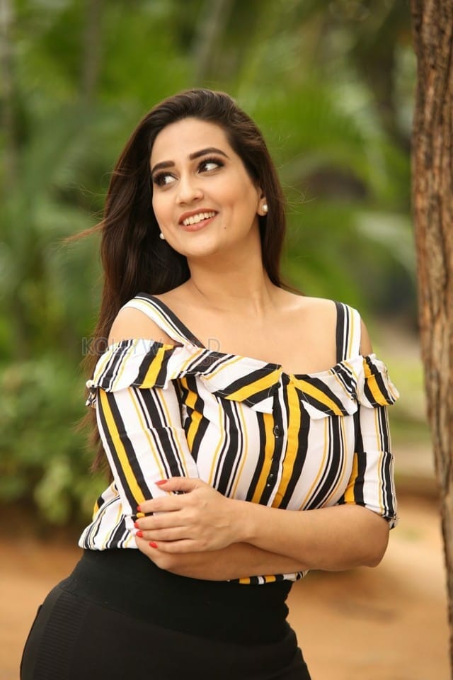 Actress Manjusha At Savyasachi Movie Trailer Launch Photos