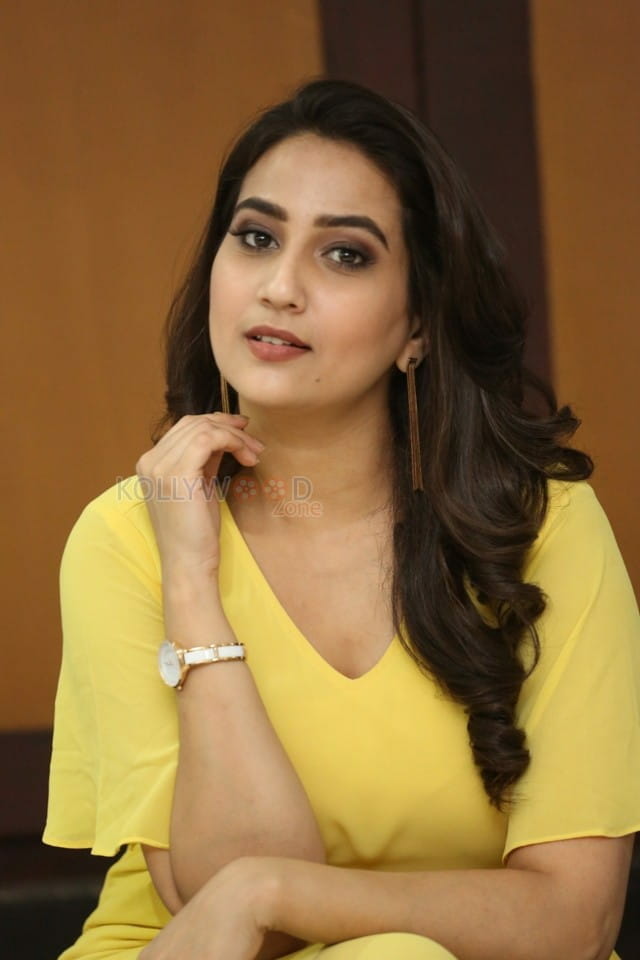 Actress Manjusha Yellow Dress Photos