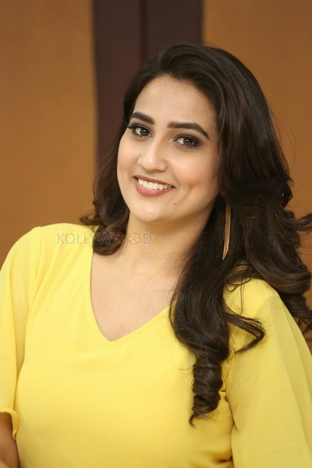 Actress Manjusha Yellow Dress Photos