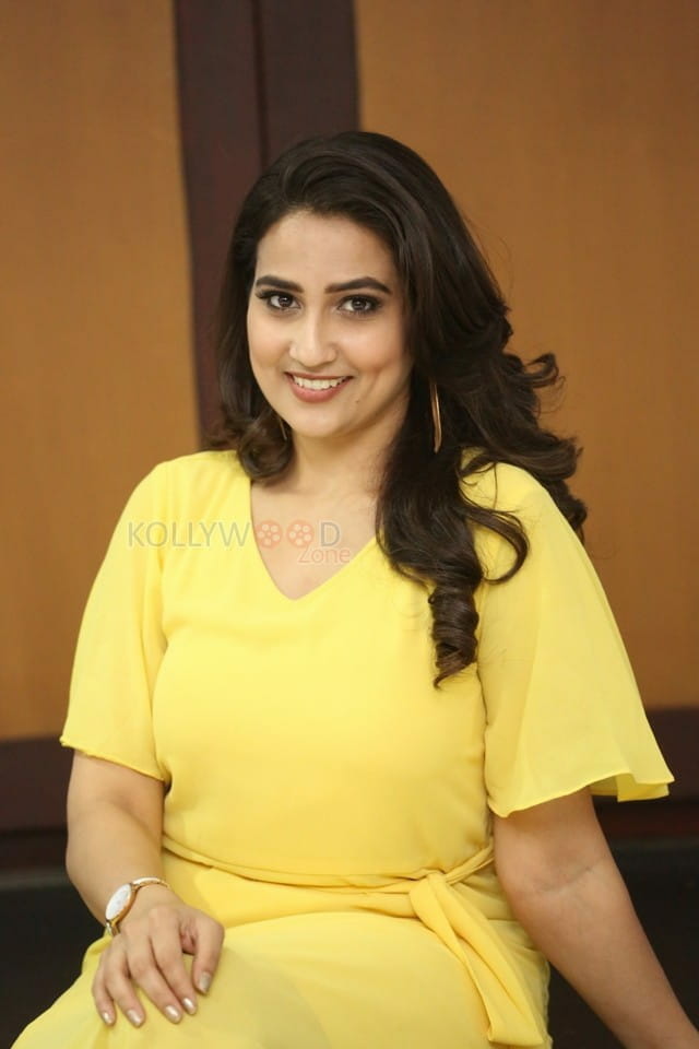 Actress Manjusha Yellow Dress Photos