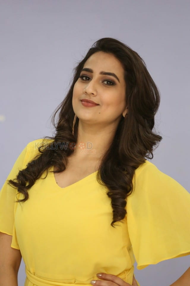 Actress Manjusha Yellow Dress Photos