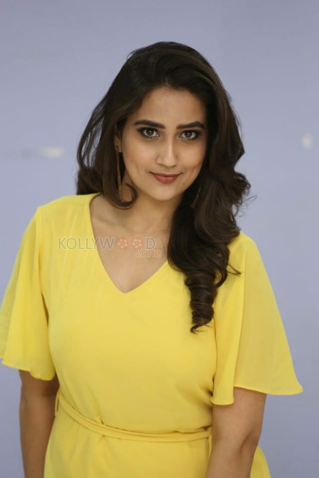 Actress Manjusha Yellow Dress Photos