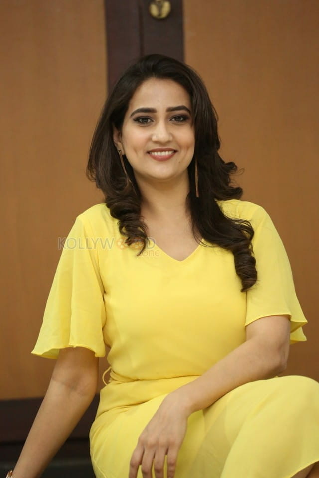 Actress Manjusha Yellow Dress Photos