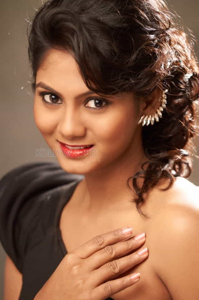 Actress Shruti Reddy New Photos