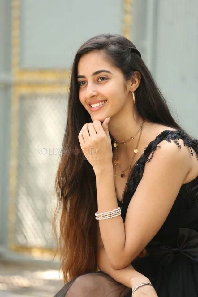 Actress Simrat Kaur Interview Pictures 38