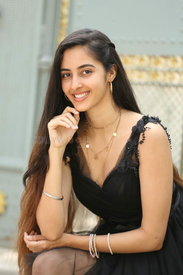 Actress Simrat Kaur Interview Pictures