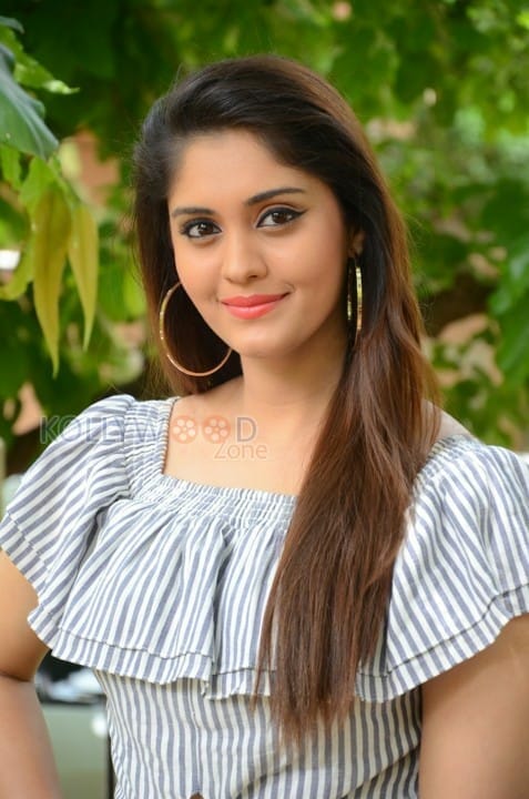 Actress Surabhi Latest Photos 04 (88878) | Kollywood Zone