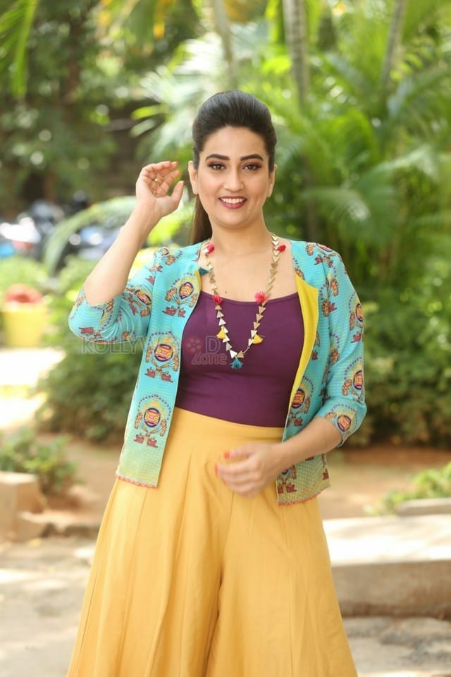 Anchor Manjusha At Monkeys Movie First Look Launch Photos