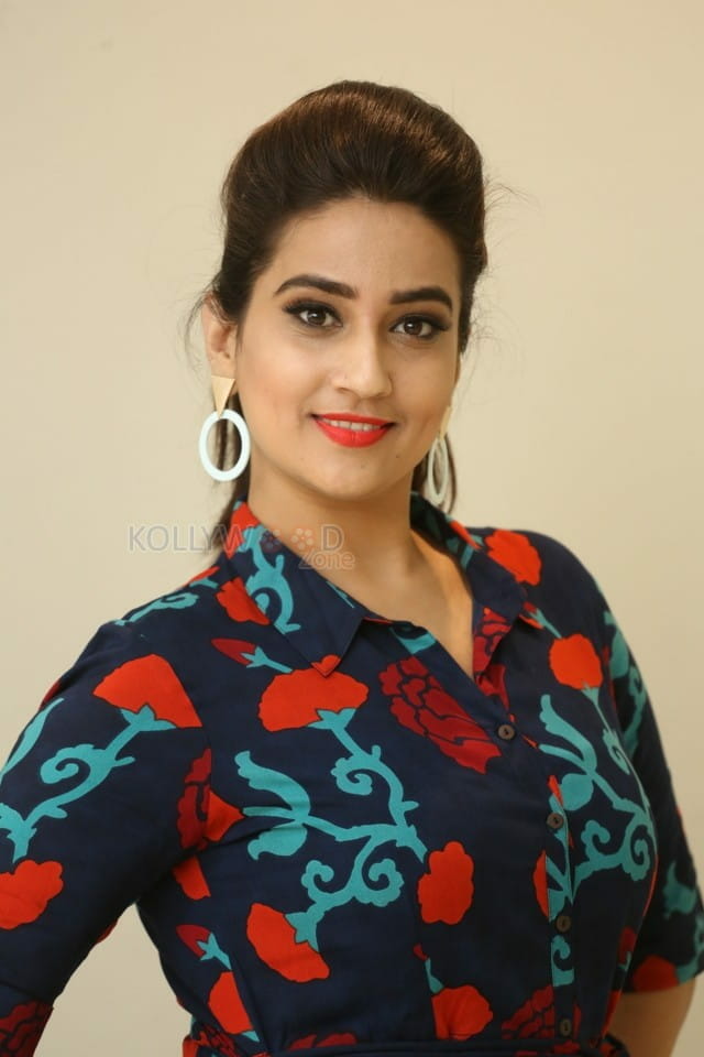 Anchor Manjusha At Next Enti Trailer Launch Photos 07 (85361 ...