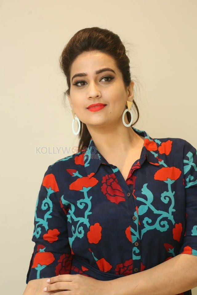 Anchor Manjusha At Next Enti Trailer Launch Photos