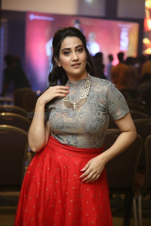 Anchor Manjusha At Oorantha Anukuntunnaru Pre release Event Photos