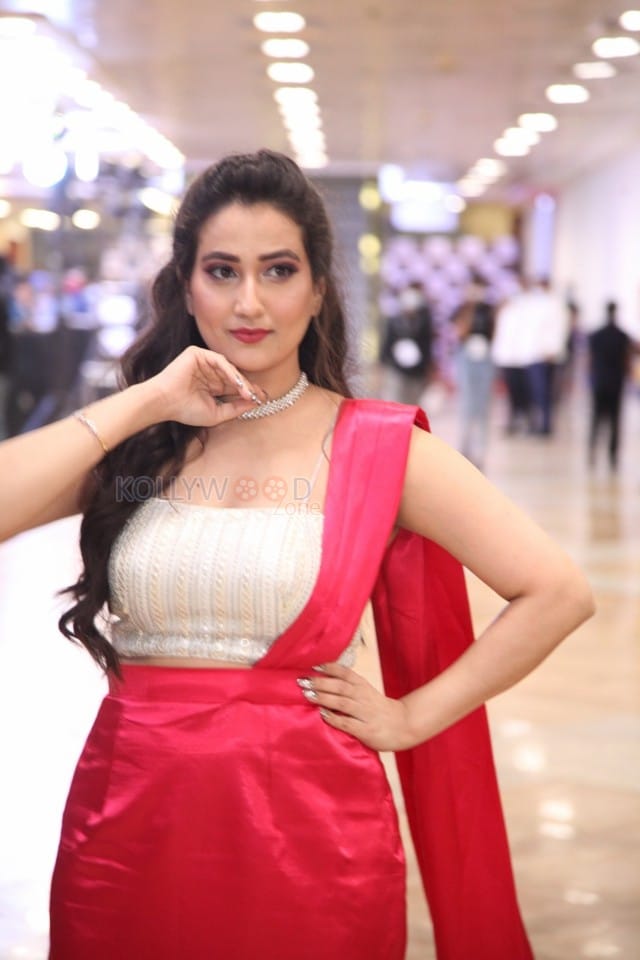 Anchor Manjusha At SIIMA Awards 2021 Pics 01