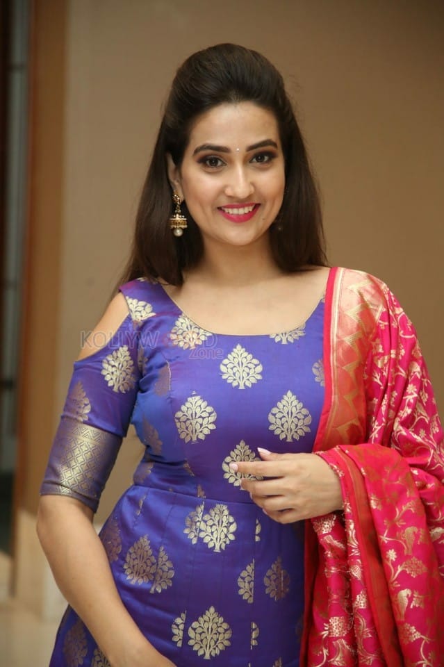 Anchor Manjusha At Sye Raa Movie Press Meet Photos