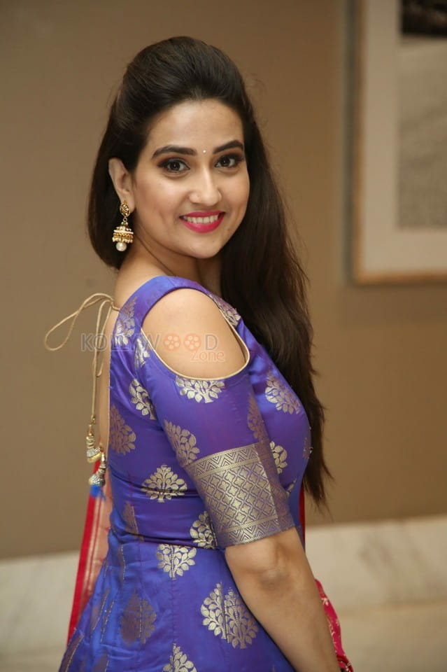 Anchor Manjusha At Sye Raa Movie Press Meet Photos