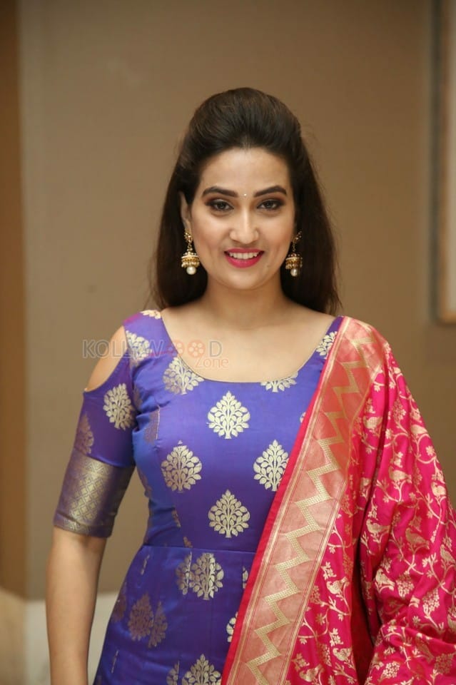 Anchor Manjusha At Sye Raa Movie Press Meet Photos