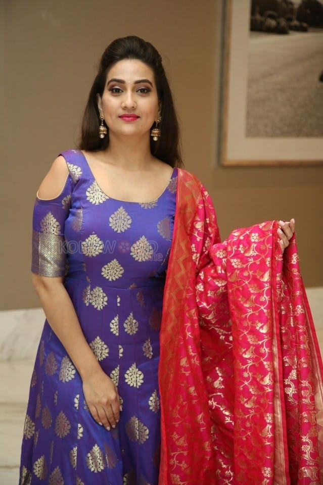 Anchor Manjusha At Sye Raa Movie Press Meet Photos