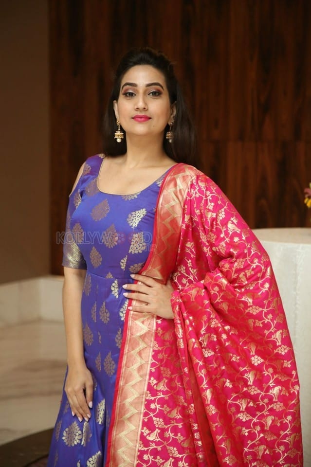 Anchor Manjusha At Sye Raa Movie Press Meet Photos