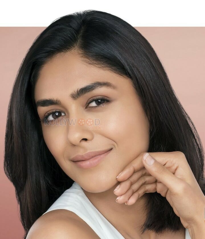 Beautiful Mrunal Thakur Closeup Picture 01