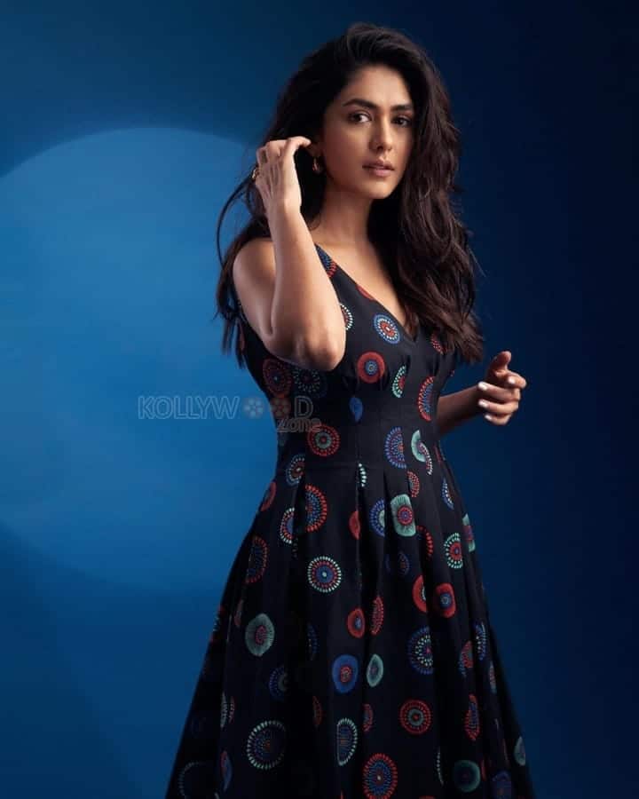 Beautiful Mrunal Thakur in a Black Sleeveless Printed Midi Dress Pictures 03