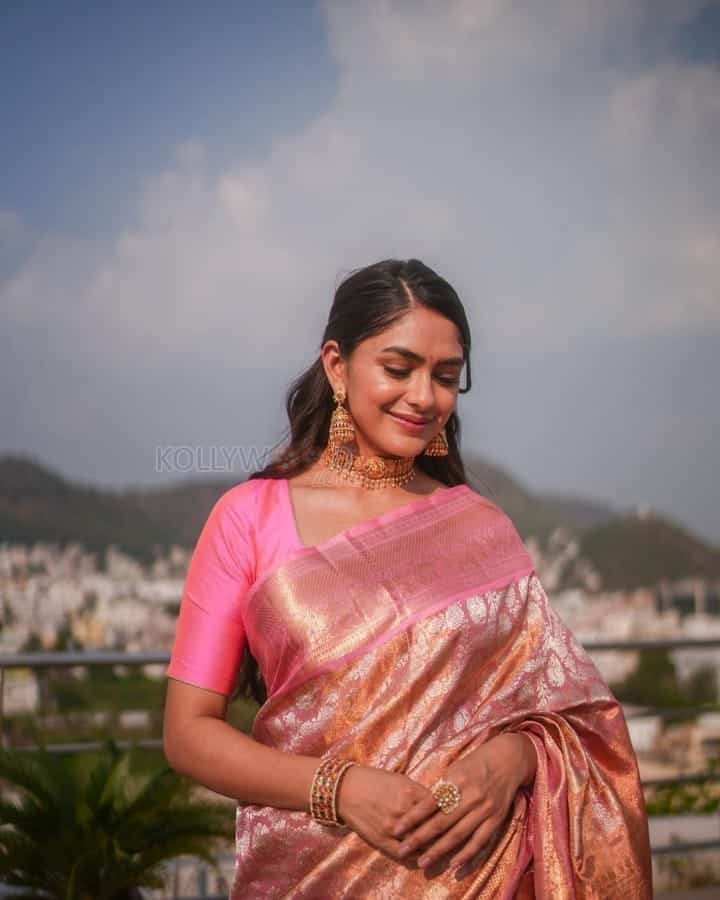 Beautiful Mrunal Thakur in a Pink Soft Banarasi Silk Saree Photos 03