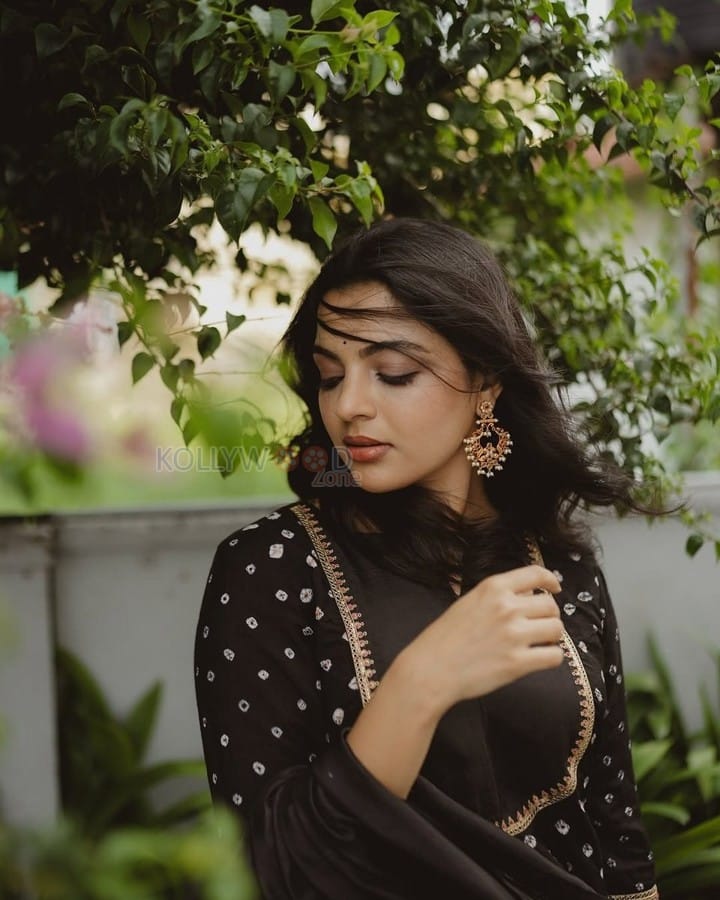 Beautiful Nikhila Vimal in a Black Printed Salwar Photos 04