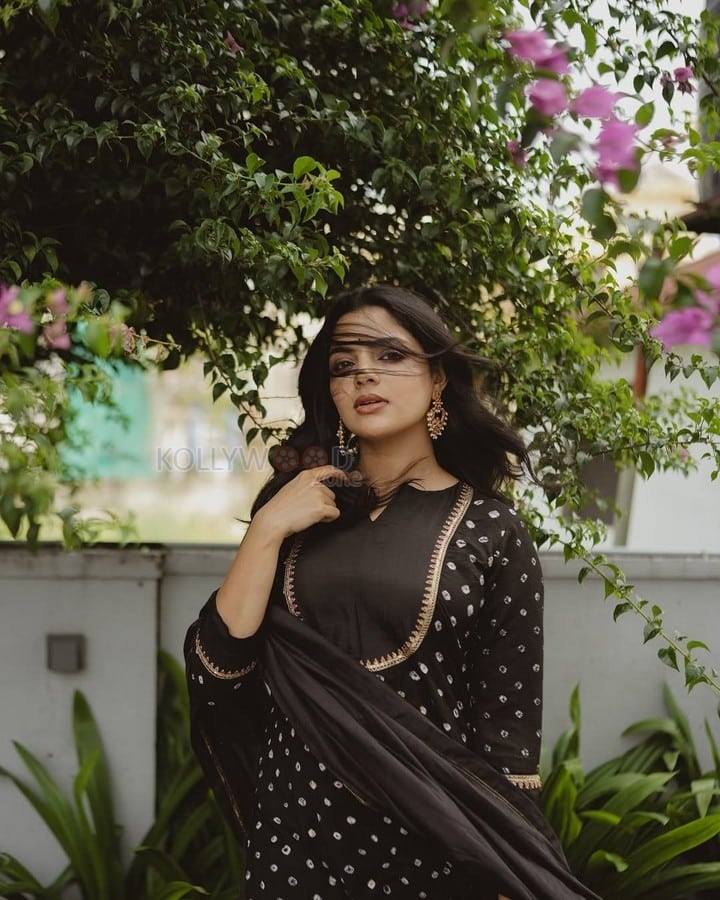 Beautiful Nikhila Vimal in a Black Printed Salwar Photos 05