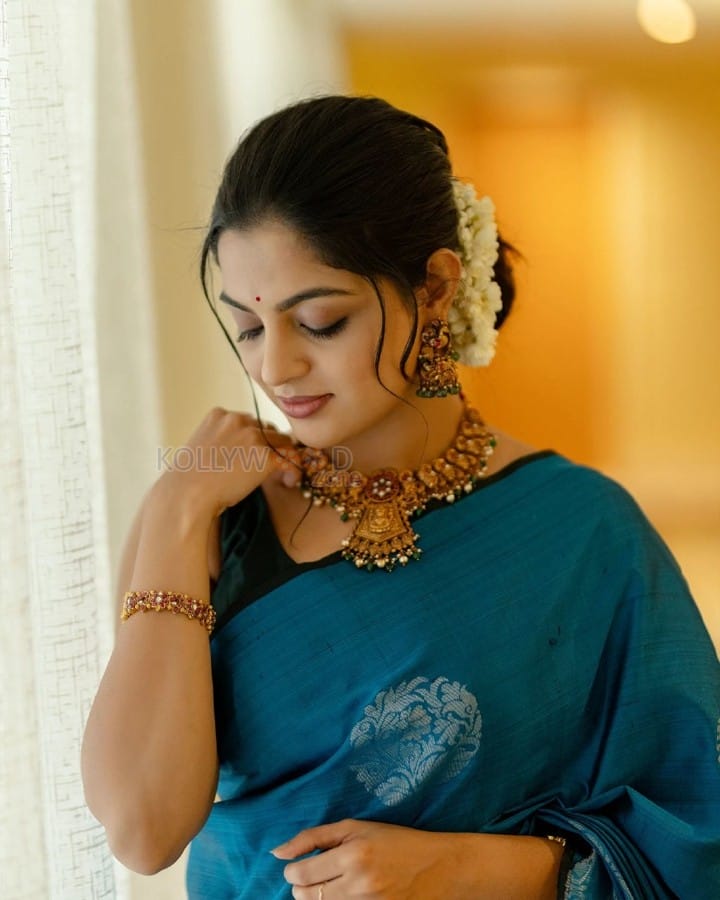 Beautiful Nikhila Vimal in a Peacock Blue Saree Photos 01