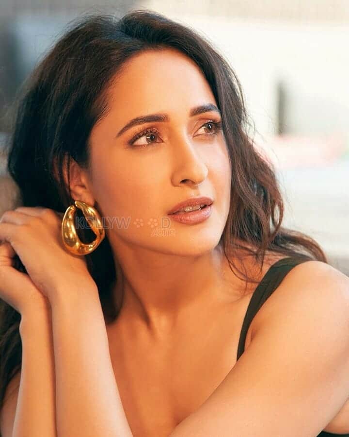 Beautiful and Sexy Pragya Jaiswal Photoshoot Stills 01