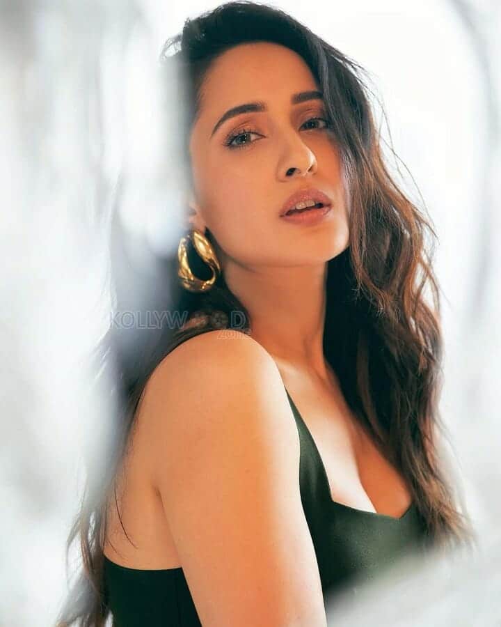 Beautiful and Sexy Pragya Jaiswal Photoshoot Stills 04