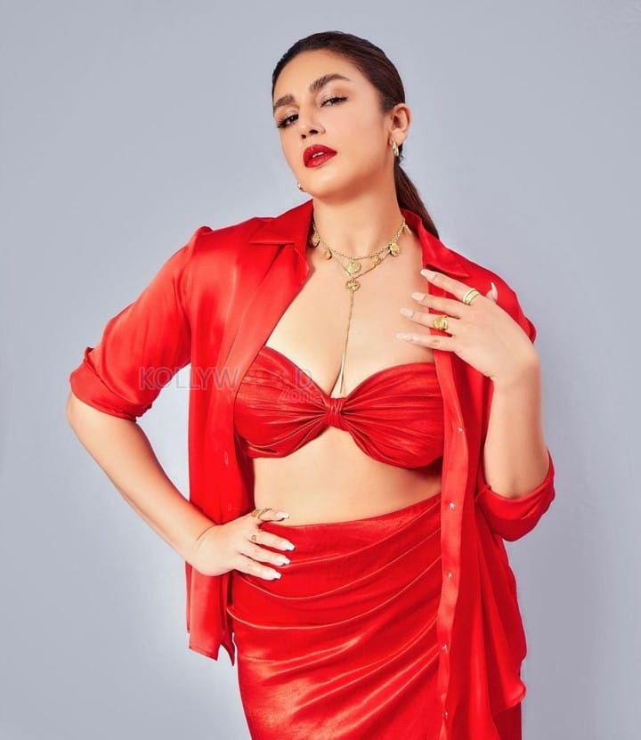 Bold Huma Qureshi in a Red Metallic CoOrd Set Photos 03