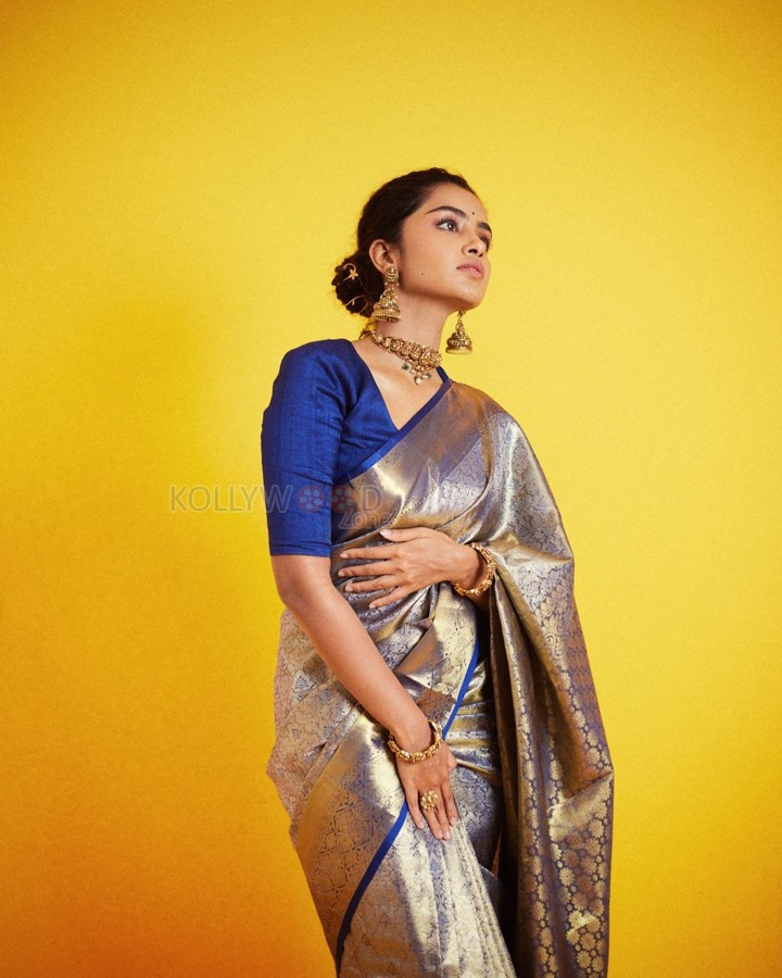 Curly Beauty Anupama Parameswaran in a Blue and Silver Silk Saree with a Blue Blouse Photos 05