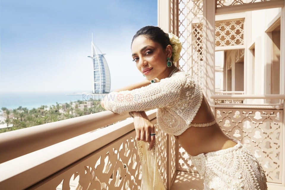 Dazzling Sobhita Dhulipala in Dubai Wedding Photoshoot Photo 01