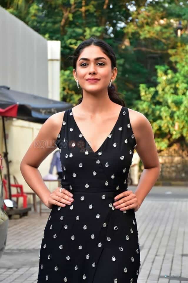 Elegant Mrunal Thakur in Black Photo 01