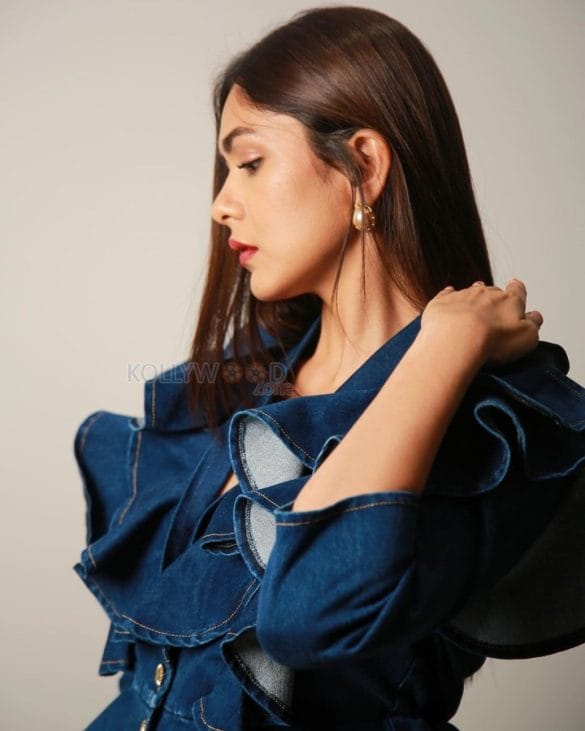 Elegant Mrunal Thakur In A Denim On Denim Look Pictures 05 (304775 ...