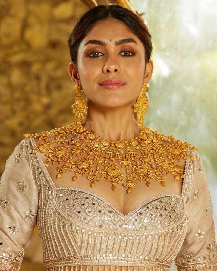 Glam Mrunal Thakur Pictures 06